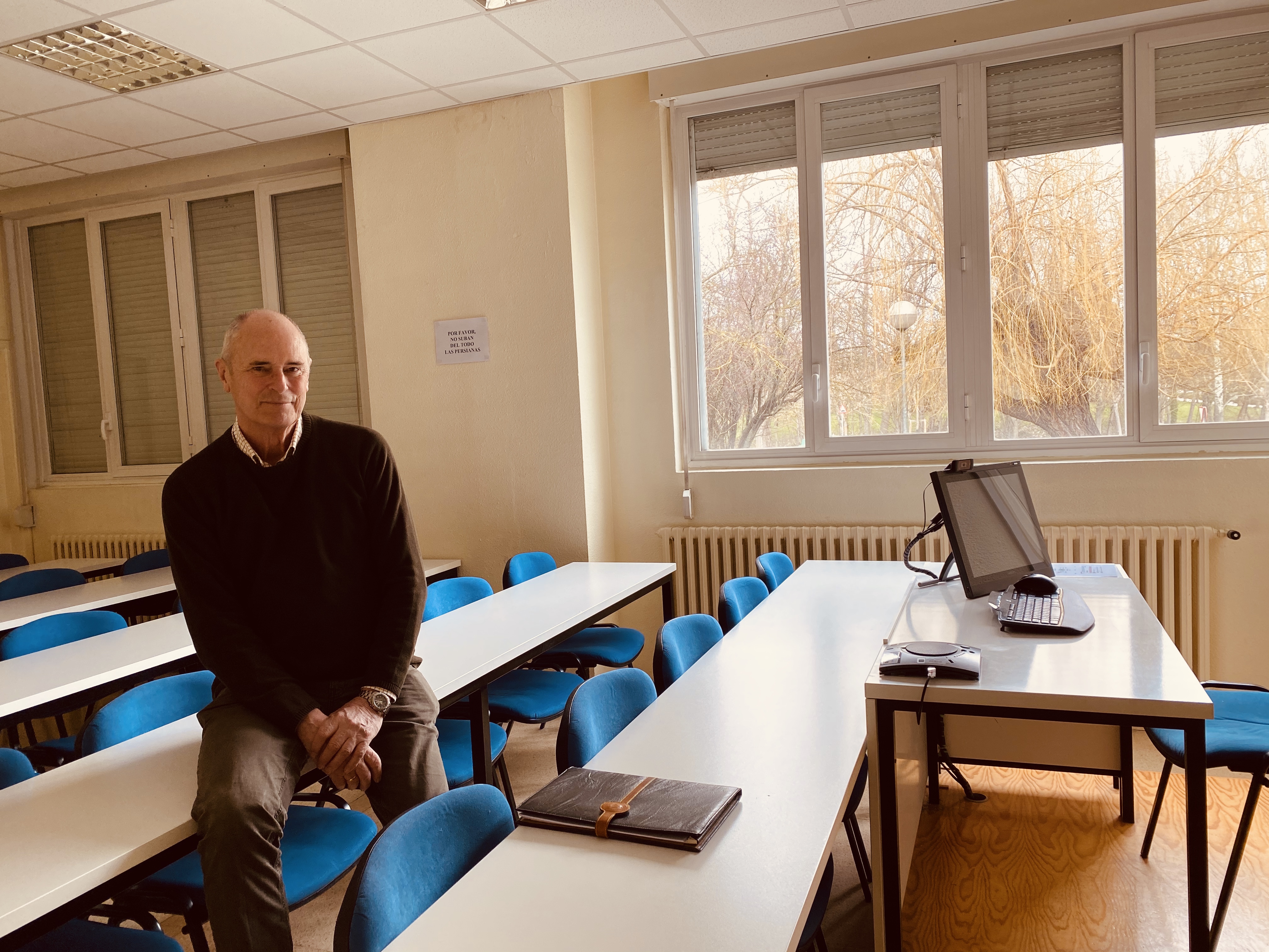 El profesor Gabriel Basterra vuelve a las aulas como alumno con UNED Sénior 